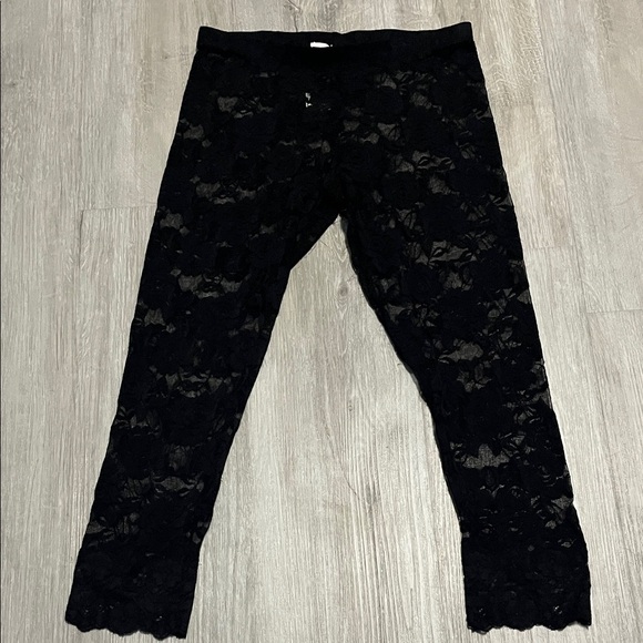 Black Lace Cropped Pants - Picture 1 of 2